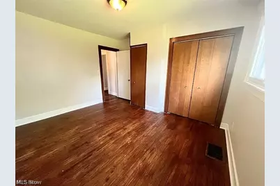 9725 Parkview Avenue, Garfield Heights, OH 44125 - Photo 5