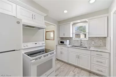 18313 Hazelwood Avenue, Maple Heights, OH 44137 - Photo 9