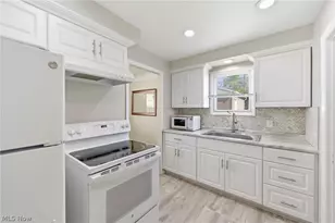 18313 Hazelwood Ave, Maple Heights, OH 44137 - Photo 9