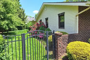 410 Breezewood Cir, Wadsworth, OH 44281 - Photo 3