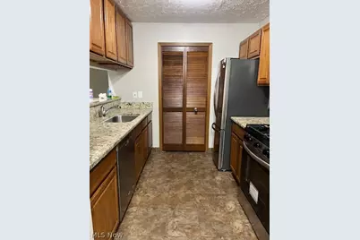 8621 Scenicview Drive #105, Grandview Heights, OH 44147 - Photo 5