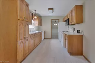 1341 Fox Run Dr, Youngstown, OH 44512 - Photo 3