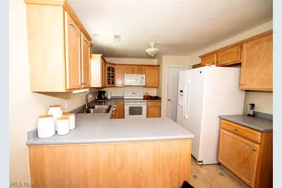 316 Brookpoint Street NW, North Canton, OH 44720 - Photo 9