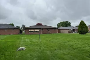 592 W Omar St, Struthers, OH 44471 - Photo 9