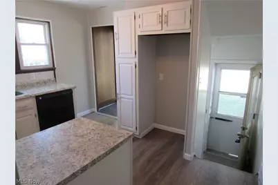 1056 Raymond Street NW, Warren, OH 44485 - Photo 5