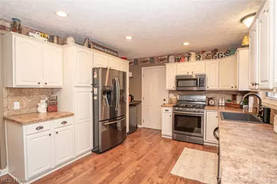 8026 Garnet Avenue NE, Canton, OH 44721 - Photo 11