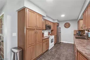 183 Sunrise Dr, Amherst, OH 44001 - Photo 9