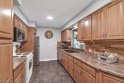 183 Sunrise Drive, Amherst, OH 44001 - Photo 3