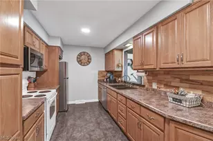 183 Sunrise Dr, Amherst, OH 44001 - Photo 3