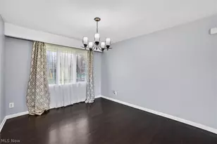 1905 Camberly Dr, Lyndhurst, OH 44124 - Photo 7