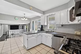 1905 Camberly Dr, Lyndhurst, OH 44124 - Photo 11