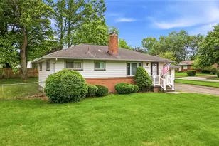 3195 Sunnybrooke Dr, Youngstown, OH 44511 - Photo 3