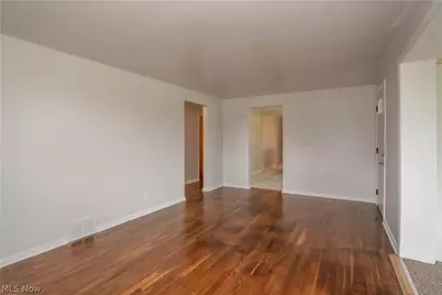 4544 Lakeknoll Street, Louisville, OH 44641 - Photo 5