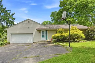 189 Pembroke Rd, Akron, OH 44333 - Photo 3