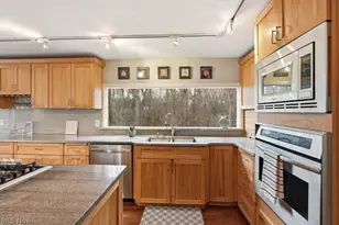 905 Heritage Ln, Bath, OH 44333 - Photo 11