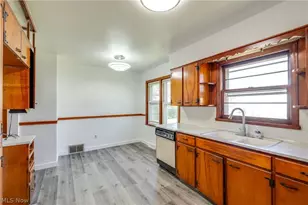 295 E Boxwood Ave, Akron, OH 44301 - Photo 11