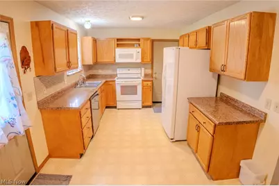 906 Ivor Avenue, Akron, OH 44314 - Photo 3