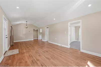 815 E Cassell Avenue, Barberton, OH 44203 - Photo 9
