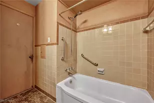 2218 Larchmont Dr, Wickliffe, OH 44092 - Photo 25