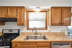 1056 Endicott Dr, Akron, OH 44313 - Photo 9