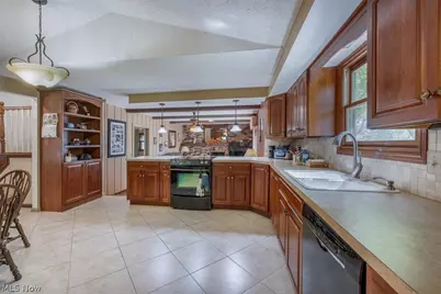709 Oakhurst Drive, Amherst, OH 44001 - Photo 9