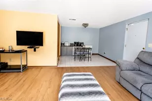 6215 Hidden Creek Dr, Lorain, OH 44053 - Photo 5