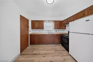 1095 St Michaels Ave, Akron, OH 44320 - Photo 9