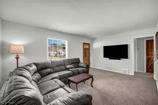 424 E 326th St, Willowick, OH 44095 - Photo 3