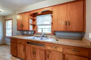 251 E 286th St, Willowick, OH 44095 - Photo 13