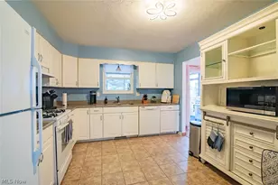 119 Sherwood Dr, Williamstown, WV 26187 - Photo 19