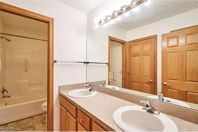 6318 Oak Point Estates, Lorain, OH 44053 - Photo 21