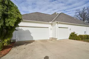 6318 Oak Point Estates, Lorain, OH 44053 - Photo 3