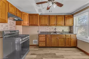 422 5th St, Struthers, OH 44471 - Photo 9