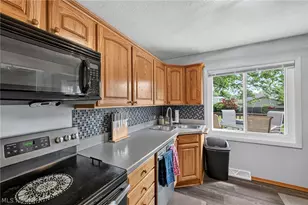 335 Bayshore Dr, Eastlake, OH 44095 - Photo 9