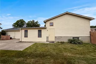 1015 Kingsway Dr, Lorain, OH 44052 - Photo 5