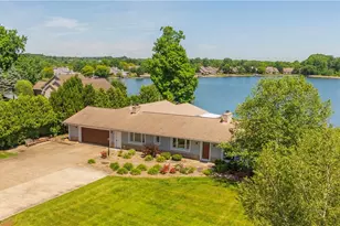 294 S Bayshore Dr, Columbiana, OH 44408 - Photo 3