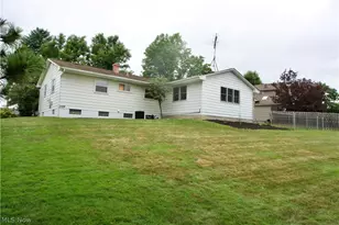 3415 Darbyshire Dr, Canfield, OH 44406 - Photo 3