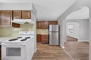 378 Hillwood Dr, Akron, OH 44320 - Photo 17