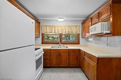 4905 Pinewood Drive, Sheffield Lake, OH 44054 - Photo 9