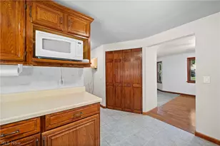 4905 Pinewood Dr, Sheffield Lake, OH 44054 - Photo 11
