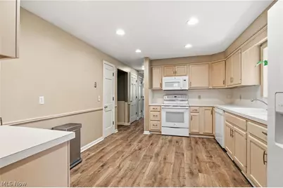 2211 Hunting Valley Street NW, North Canton, OH 44720 - Photo 11