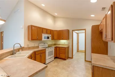 1344 Pebble Chase Circle NE, Massillon, OH 44646 - Photo 5