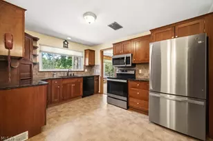 7988 Wright Rd, Grandview Heights, OH 44147 - Photo 13