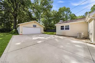 8225 Dartmoor Rd, Mentor, OH 44060 - Photo 5