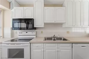 361 Village Pointe Dr, Akron, OH 44313 - Photo 5