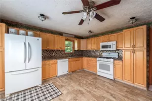 672 Jackson St, Amherst, OH 44001 - Photo 9