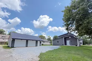 131 W 10th St, Uhrichsville, OH 44683 - Photo 25