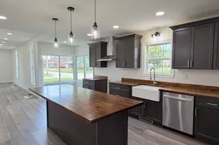 131 W 10th St, Uhrichsville, OH 44683 - Photo 9