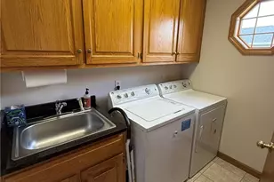 256 Clarence Dr SE, New Philadelphia, OH 44663 - Photo 9