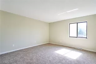 880 Hampton Ridge Dr, Akron, OH 44313 - Photo 15